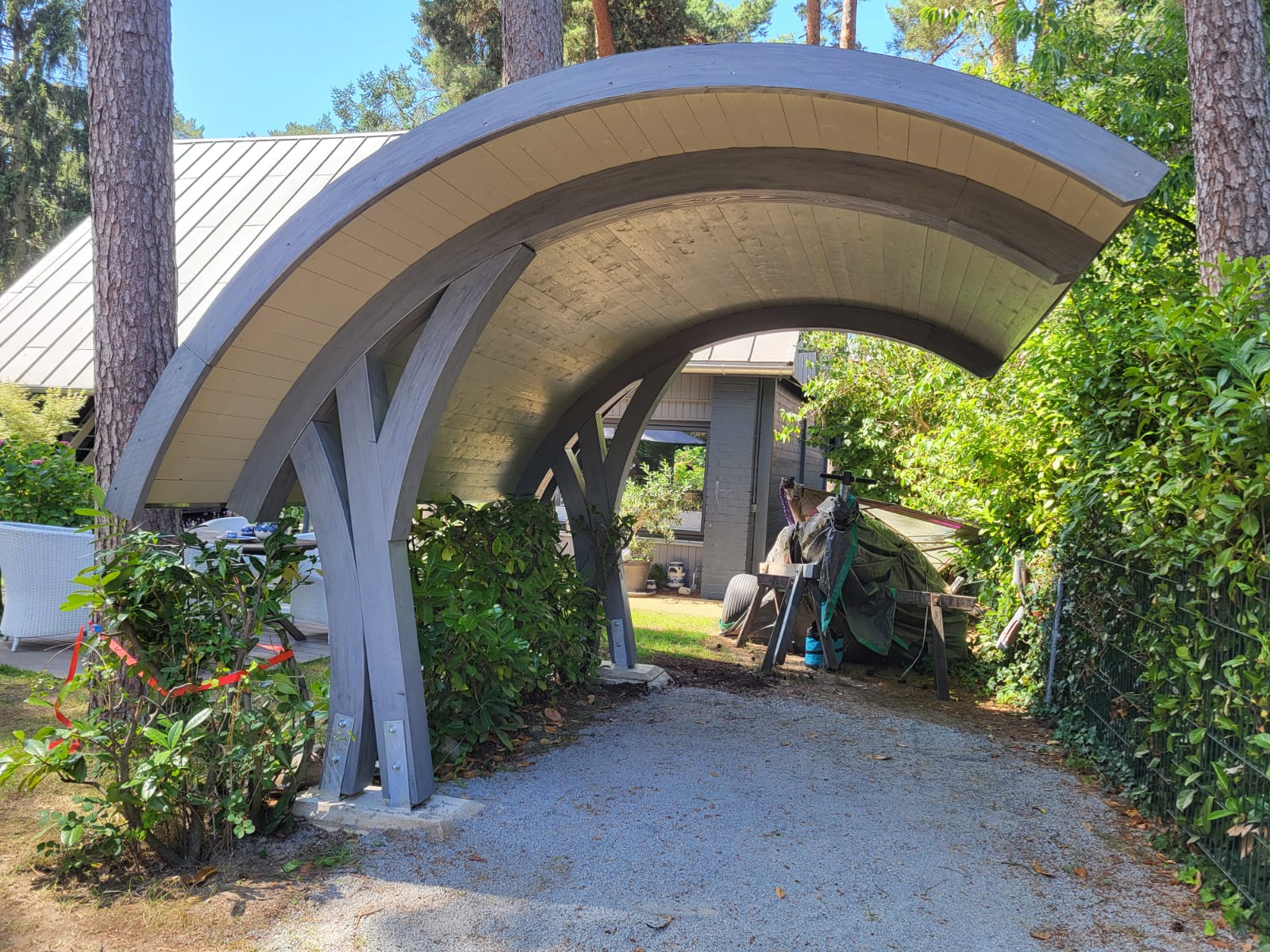 Carport nur aus Bögen gefertigt